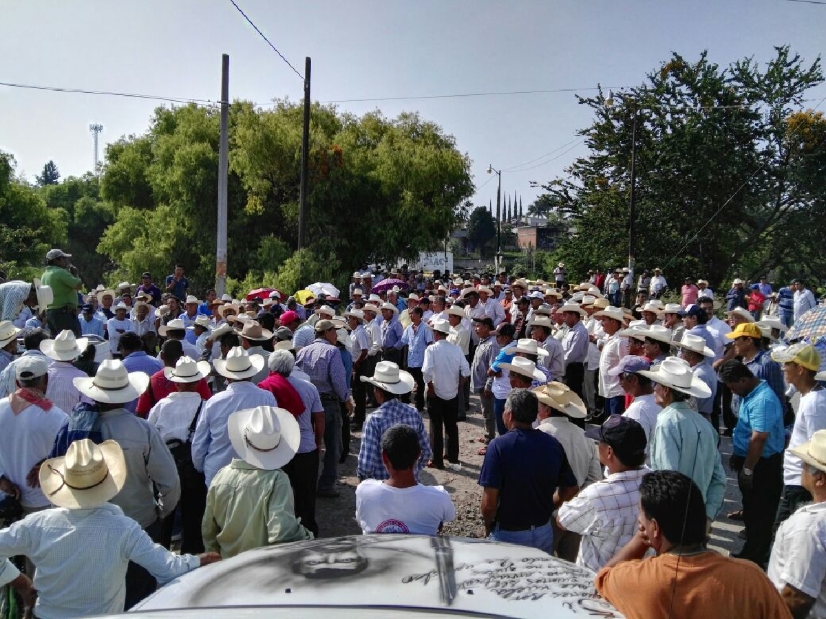 Bloquean campesinos el puente Apatlaco en protesta por construcción del  acueducto