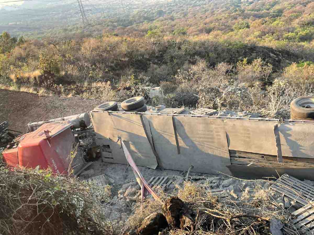 Vuelca tráiler al quedarse dormido el chofer