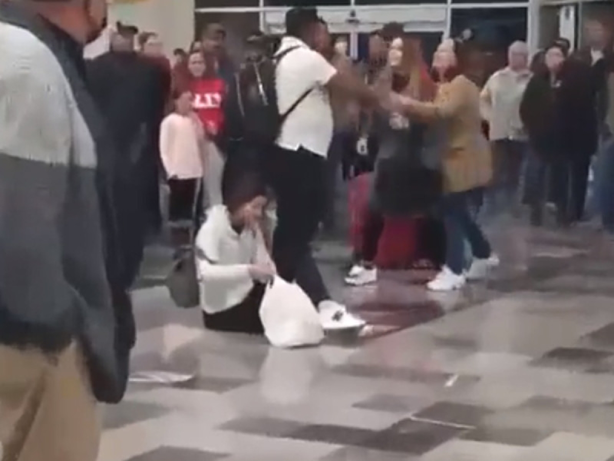 Mujer encuentra a esposo infiel en aeropuerto: '¿no te da vergüenza?'