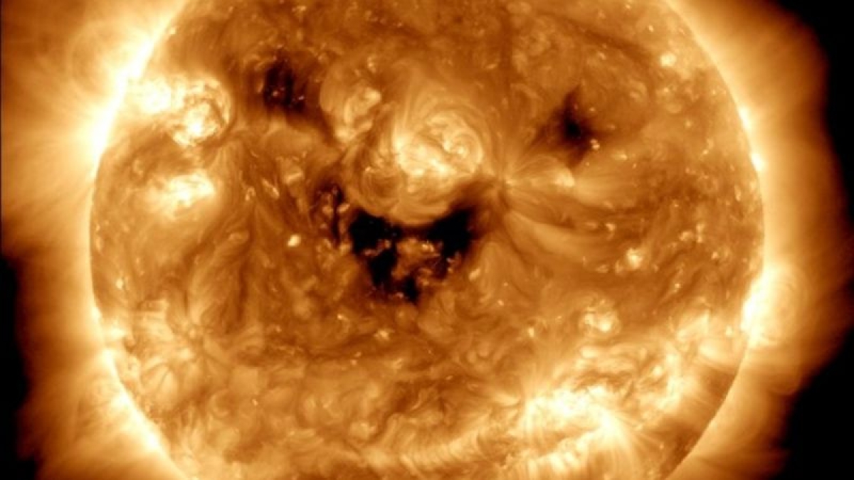 Telescopio de la NASA capta peculiar imagen del Sol 'sonriendo'