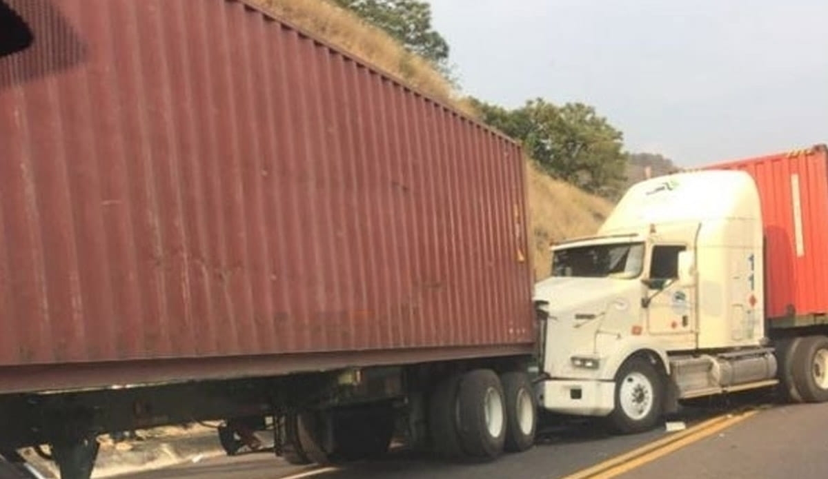 Choque entre dos camiones deja un muerto