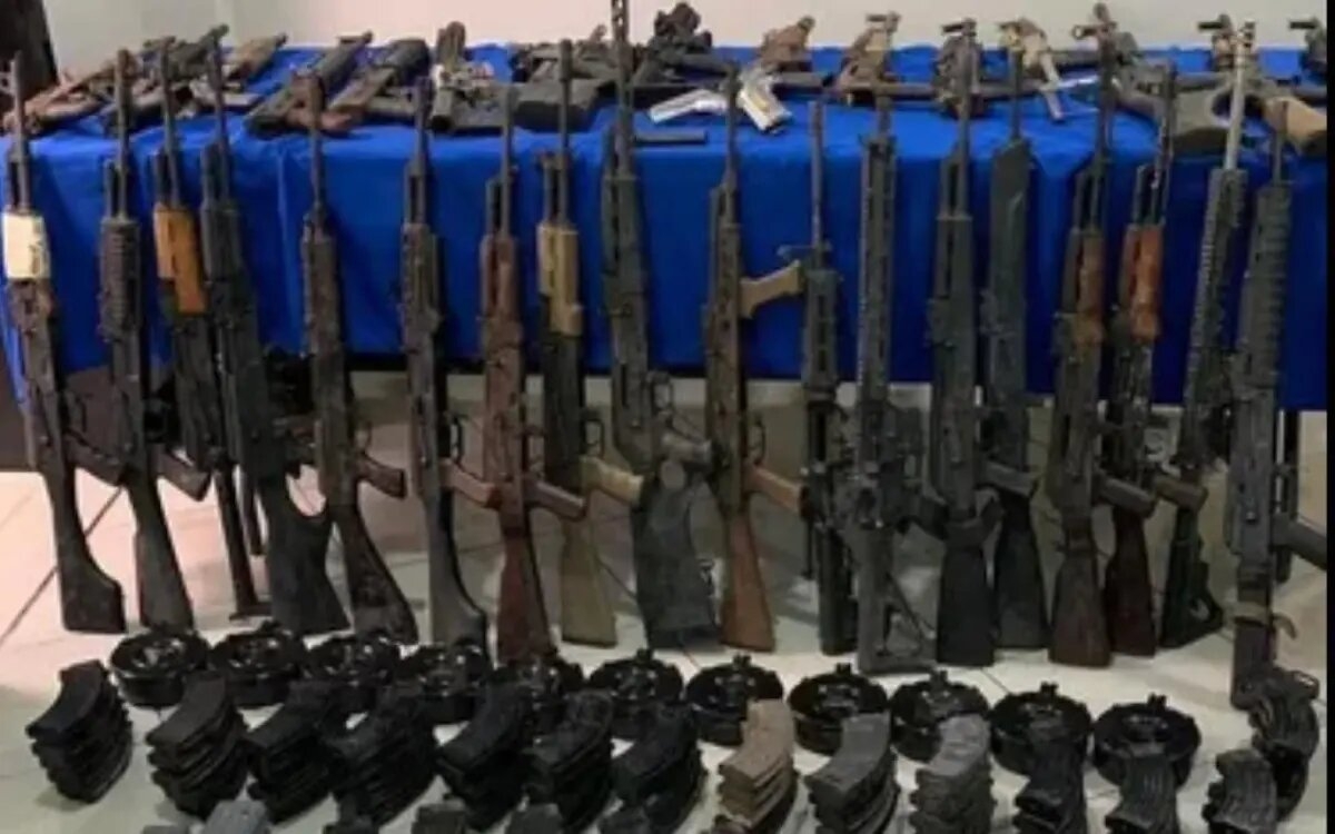 Decomisan arsenal de alto poder a 'Los Chapitos" en Culiacán, Sinaloa