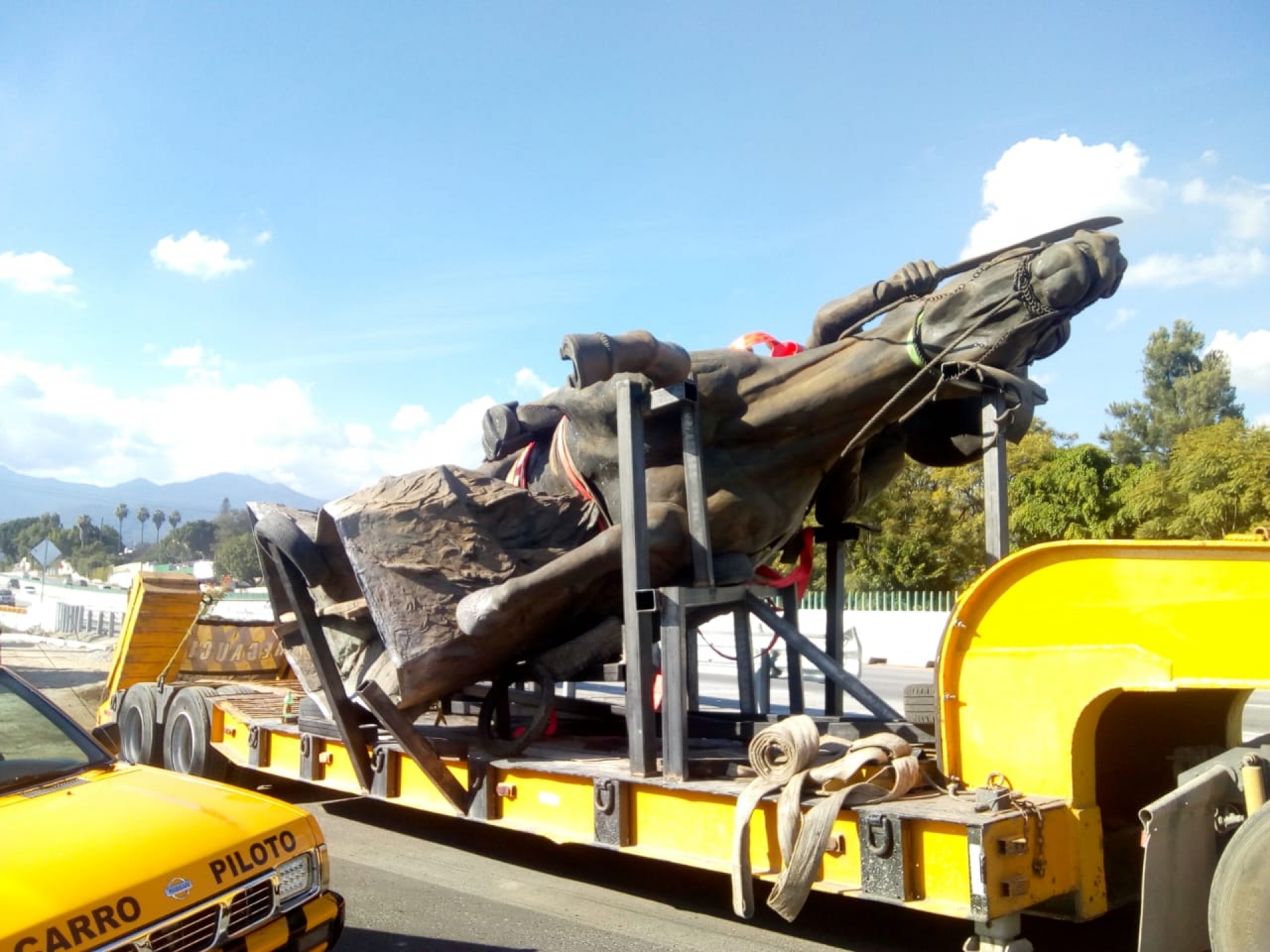 En espera, estatua ecuestre de Zapata previo a su montaje en nueva ubicación