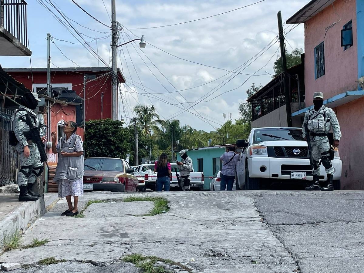 Al menos 50 agentes catean vivienda en Temixco