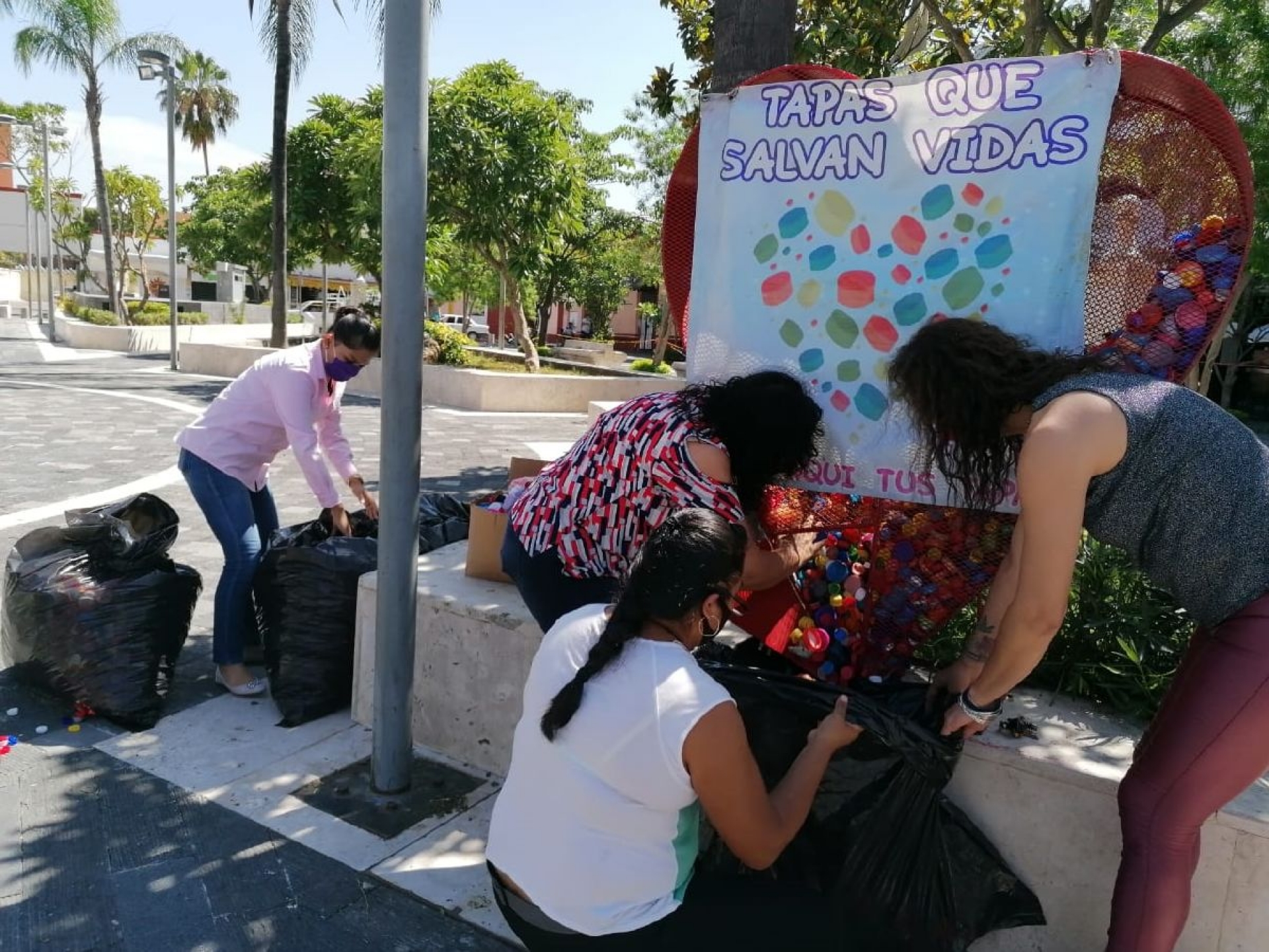 Niño con leucemia es apoyado con donación de tapas de plástico