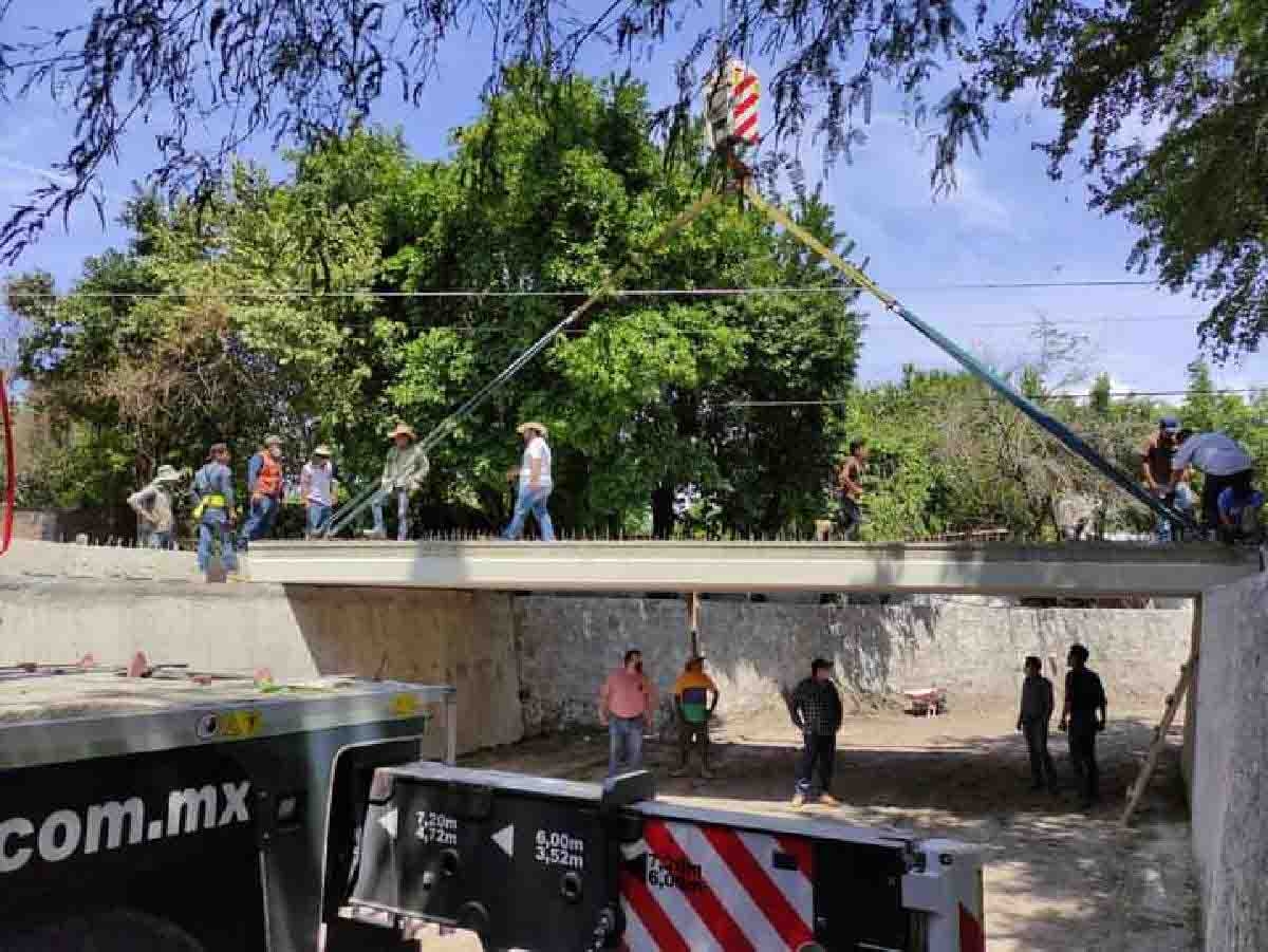 Avanza construcción de puente vehicular y peatonal en Coatetelco