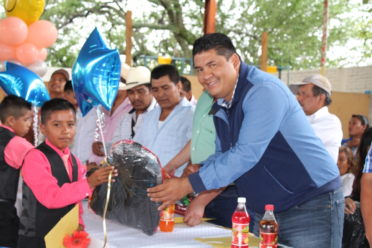 Entrega Francisco Sánchez mobiliario escolar en la Primaria Ignacio Zaragoza en la comunidad de Tecajec