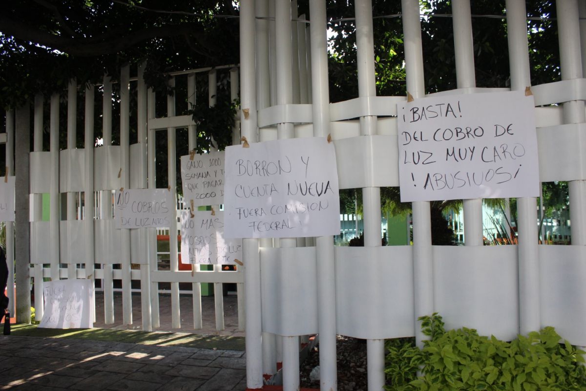 Denuncian nuevos excesos de la CFE