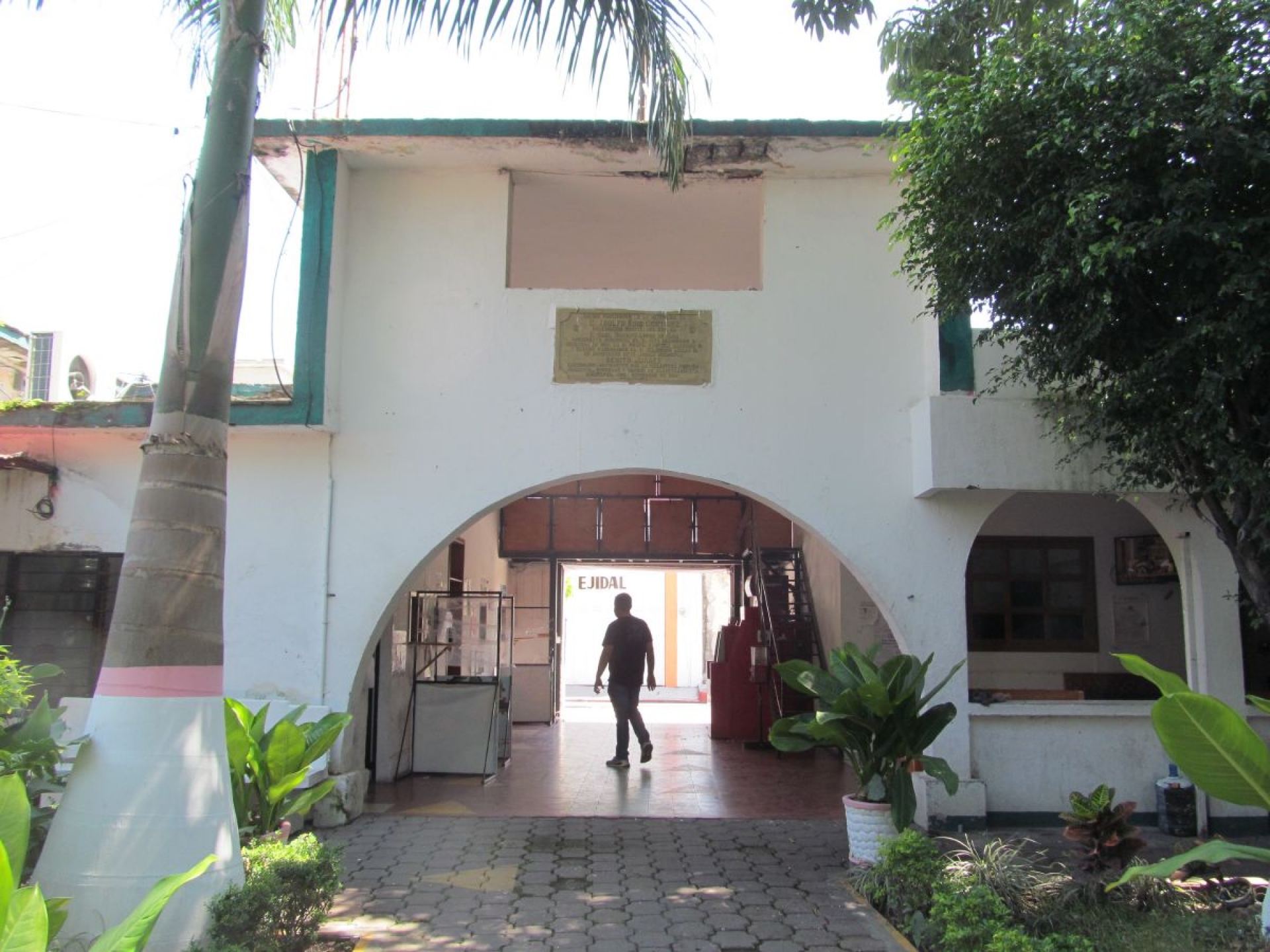 Ayudantes municipales de Zacatepec exigen que reintegren su salario