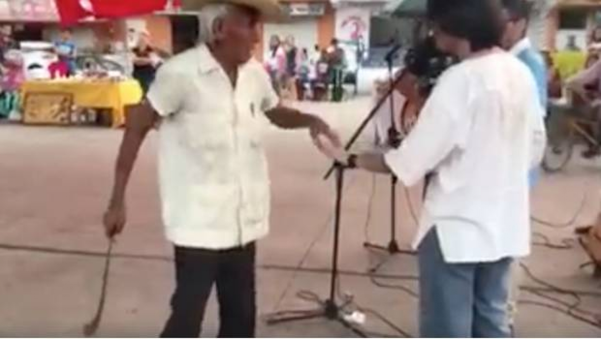 Armado con un machete, abuelito impide concierto de rock (VIDEO)