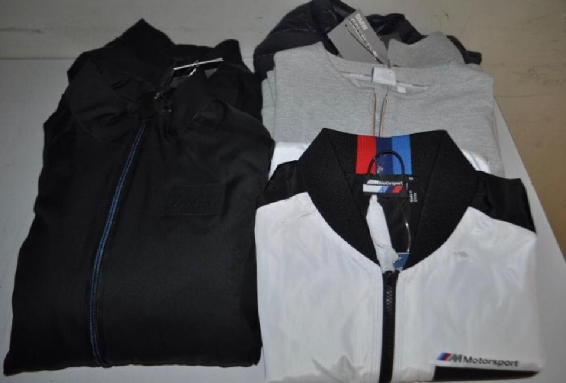 Intentó robar chamarras y sudaderas