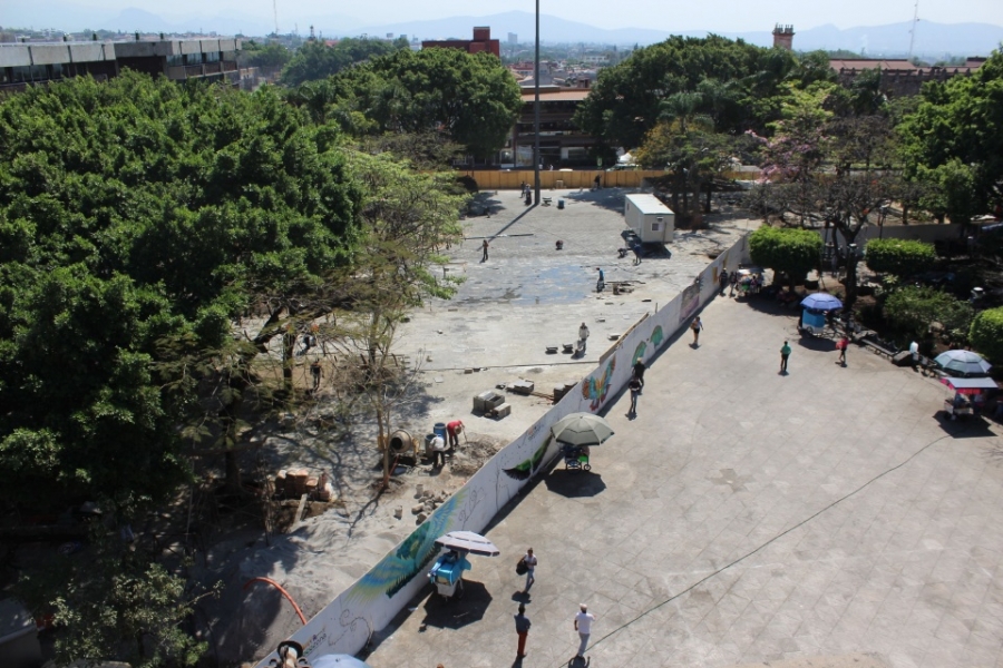 Pactan ambulantes mantener invadida la Plaza de Armas