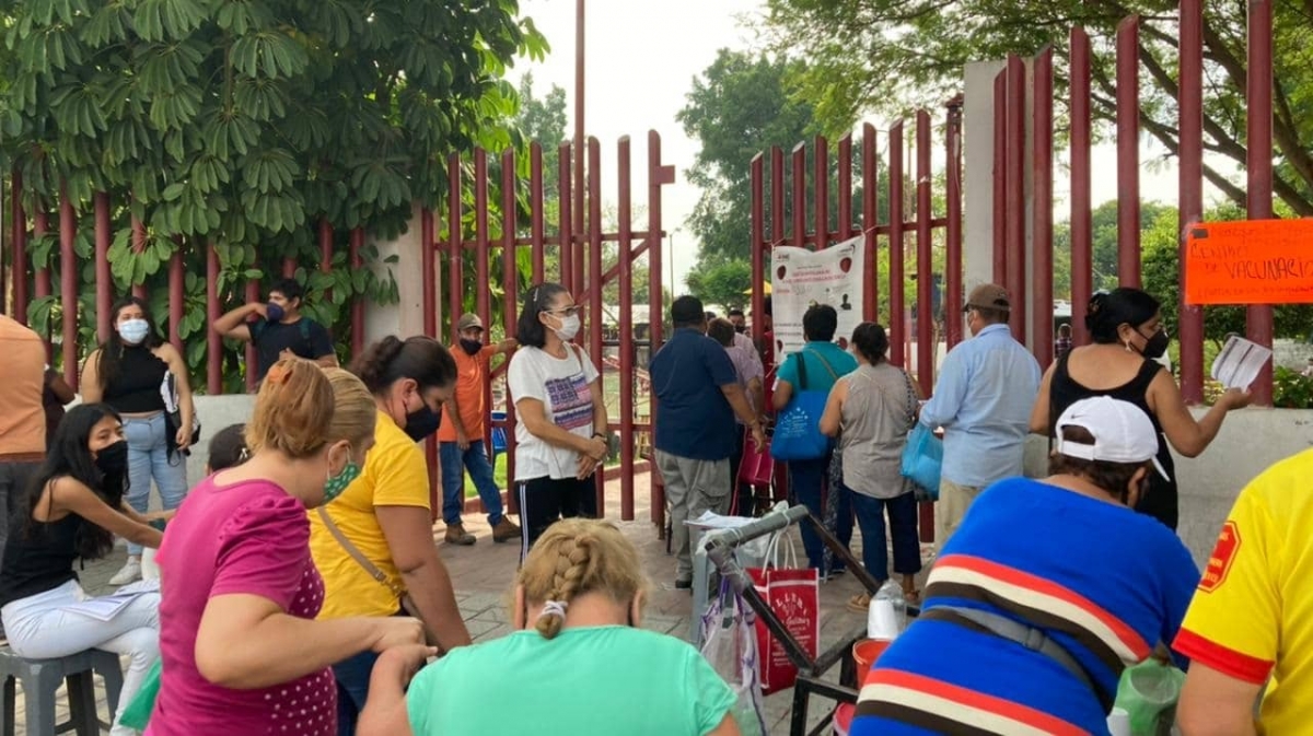Fluido, primer día de vacunación de personas 50 a 59 años en Puente de Ixtla