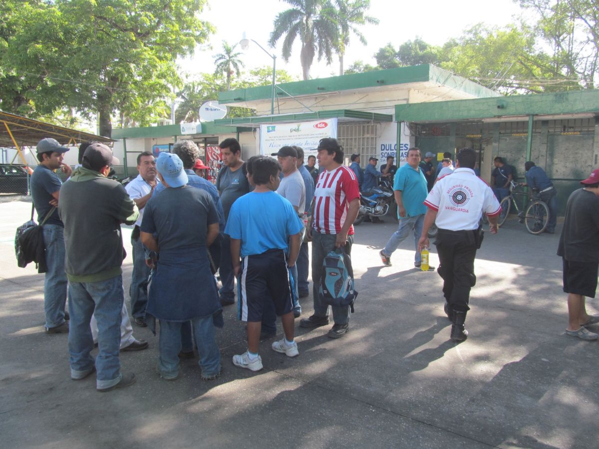 Obreros del IEZ llevan a cabo plantón y recuperan trabajos de reparación