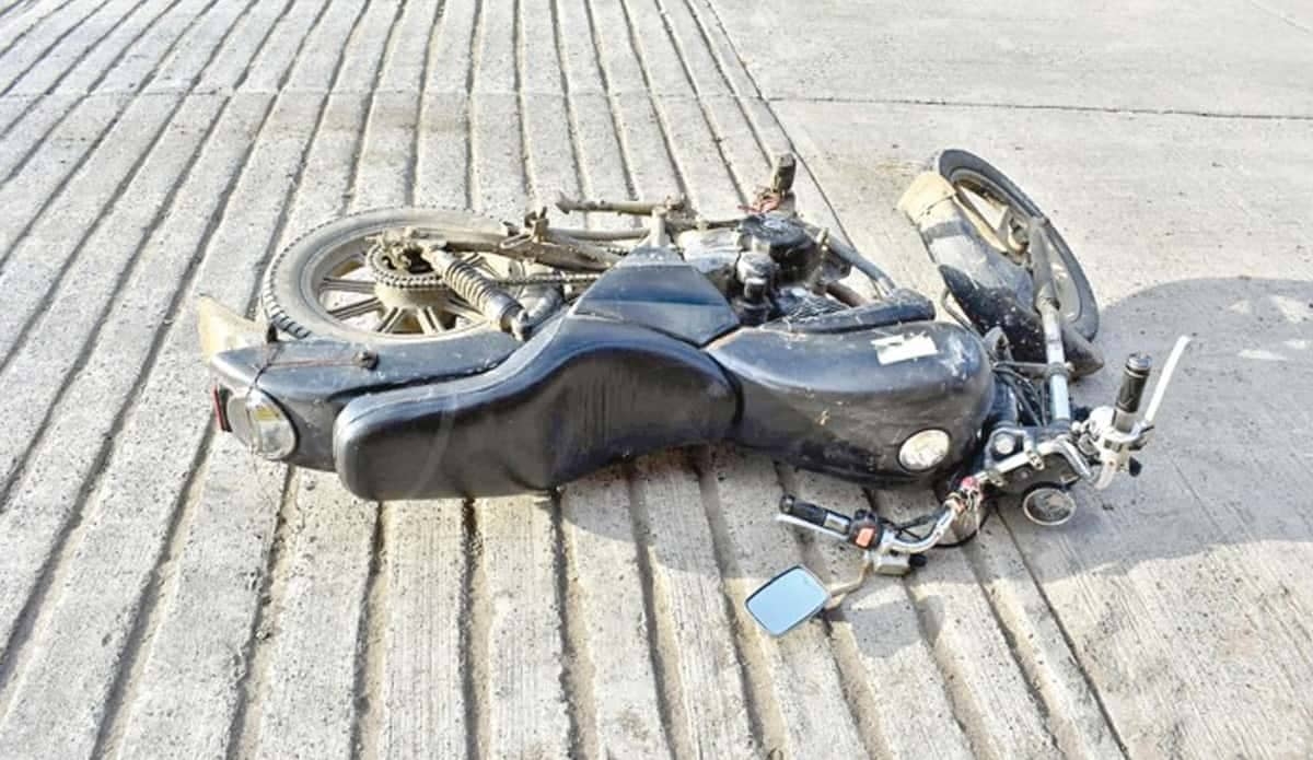Arrolla automóvil a motociclista en Tezoyuca