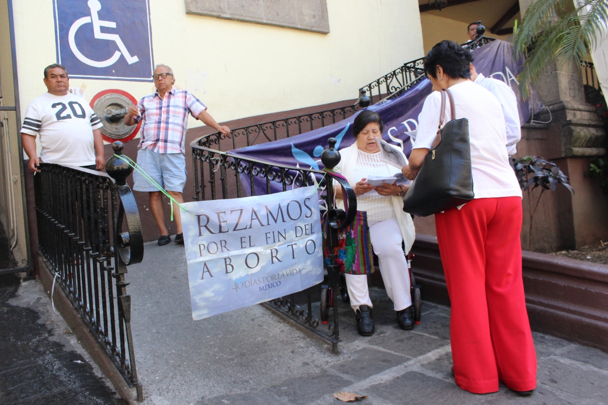 Grupos religiosos se manifiestan afuera del Congreso con oraciones