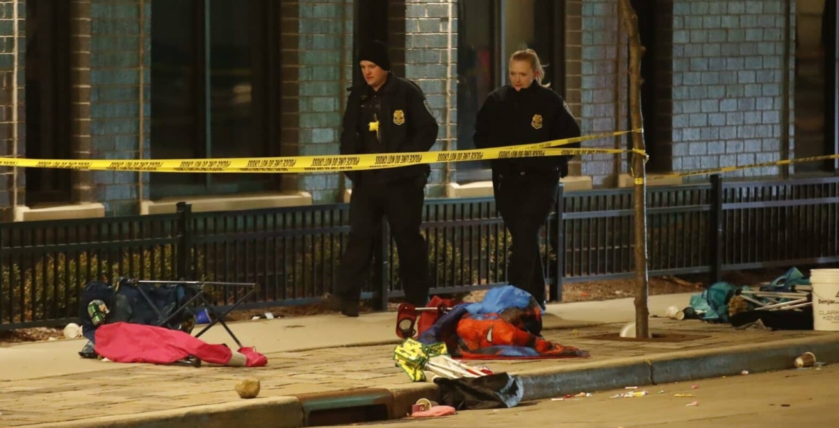 5 muertos deja atropellamiento masivo en desfile navideño en Wisconsin