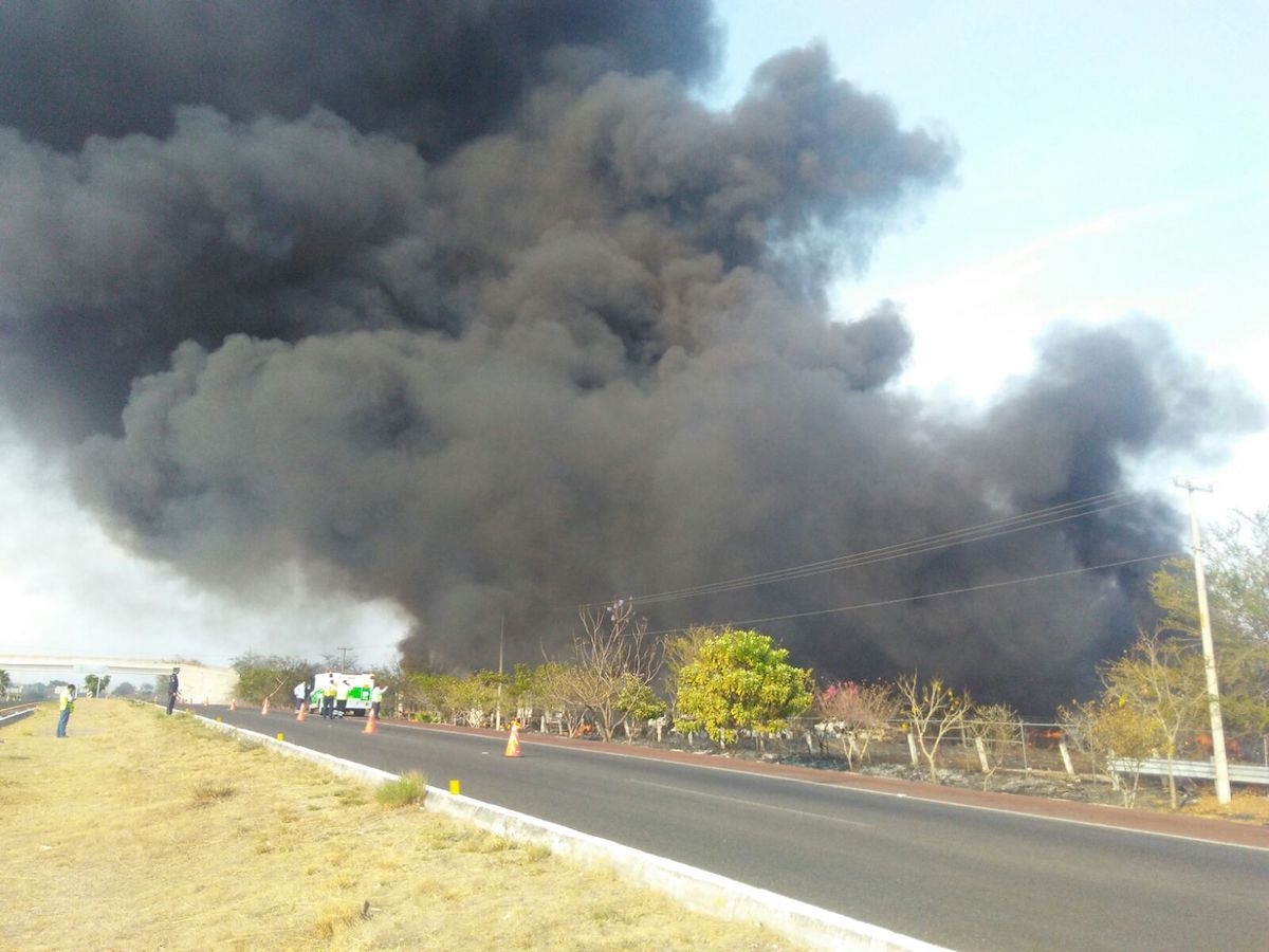 Decenas de vehículos destruidos en el incendio de un corralón