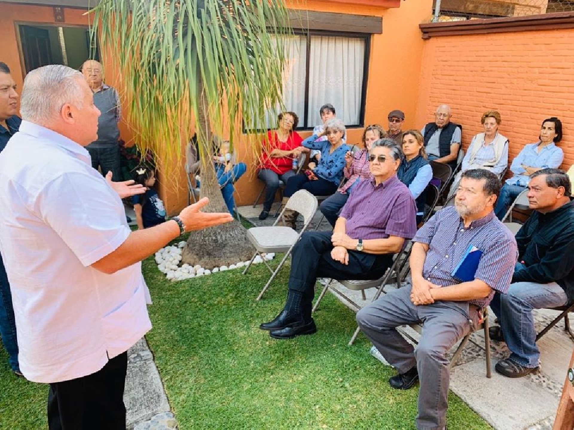 Se reúne el director del SAPAC con vecinos de la colonia Maravillas