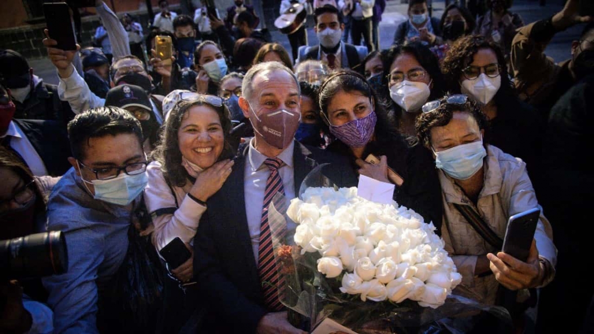 Con mariachis, flores y pastel despiden a Hugo López-Gatell