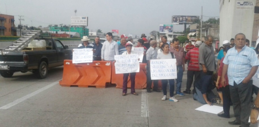 Cierran carriles en paso exprés; protestan vecinos de la Satélite