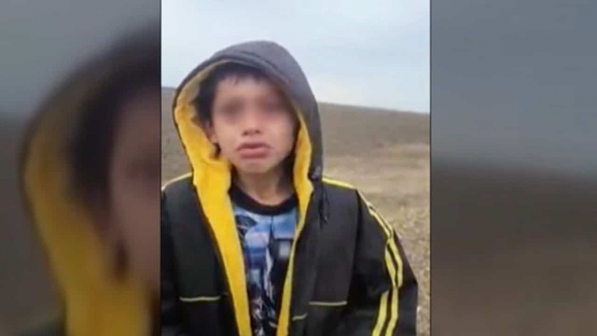Niño abandonado en la frontera de Texas, se reúne con su madre