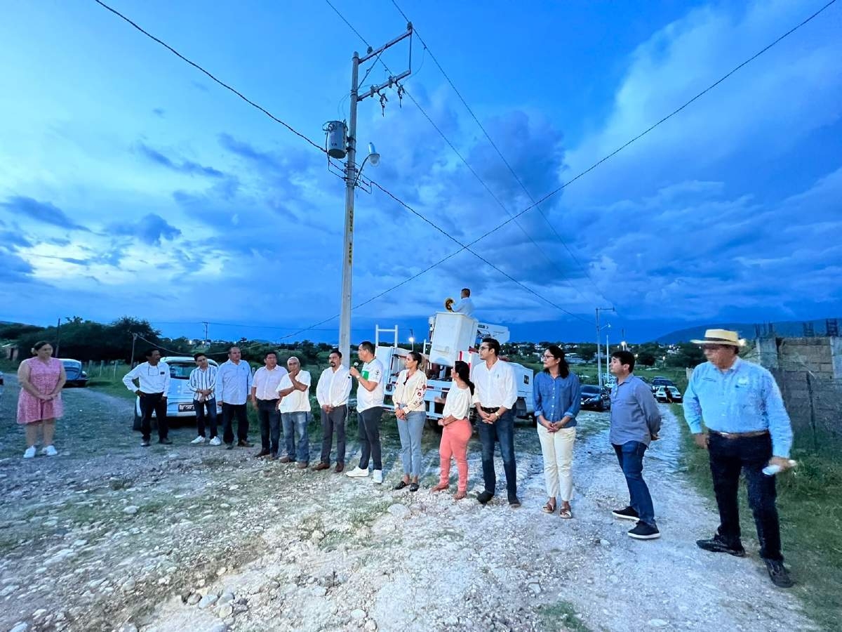 Entrega edil obra de electrificación en Tlatenchi