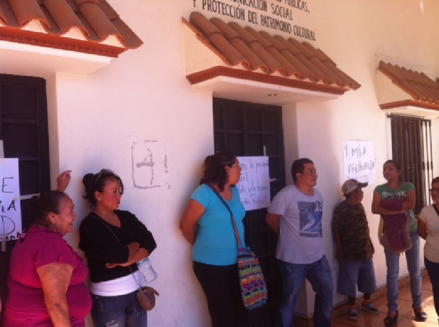 Trabajadores del Ayuntamiento de Tetecala toman las instalaciones de la presidencia municipal