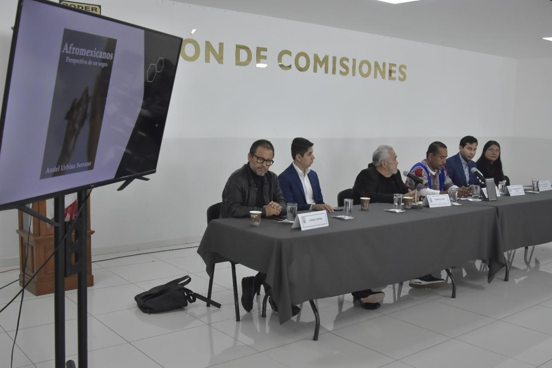 Presentan libro 'Afromexicanos: Perspectiva de un negro' en Congreso local