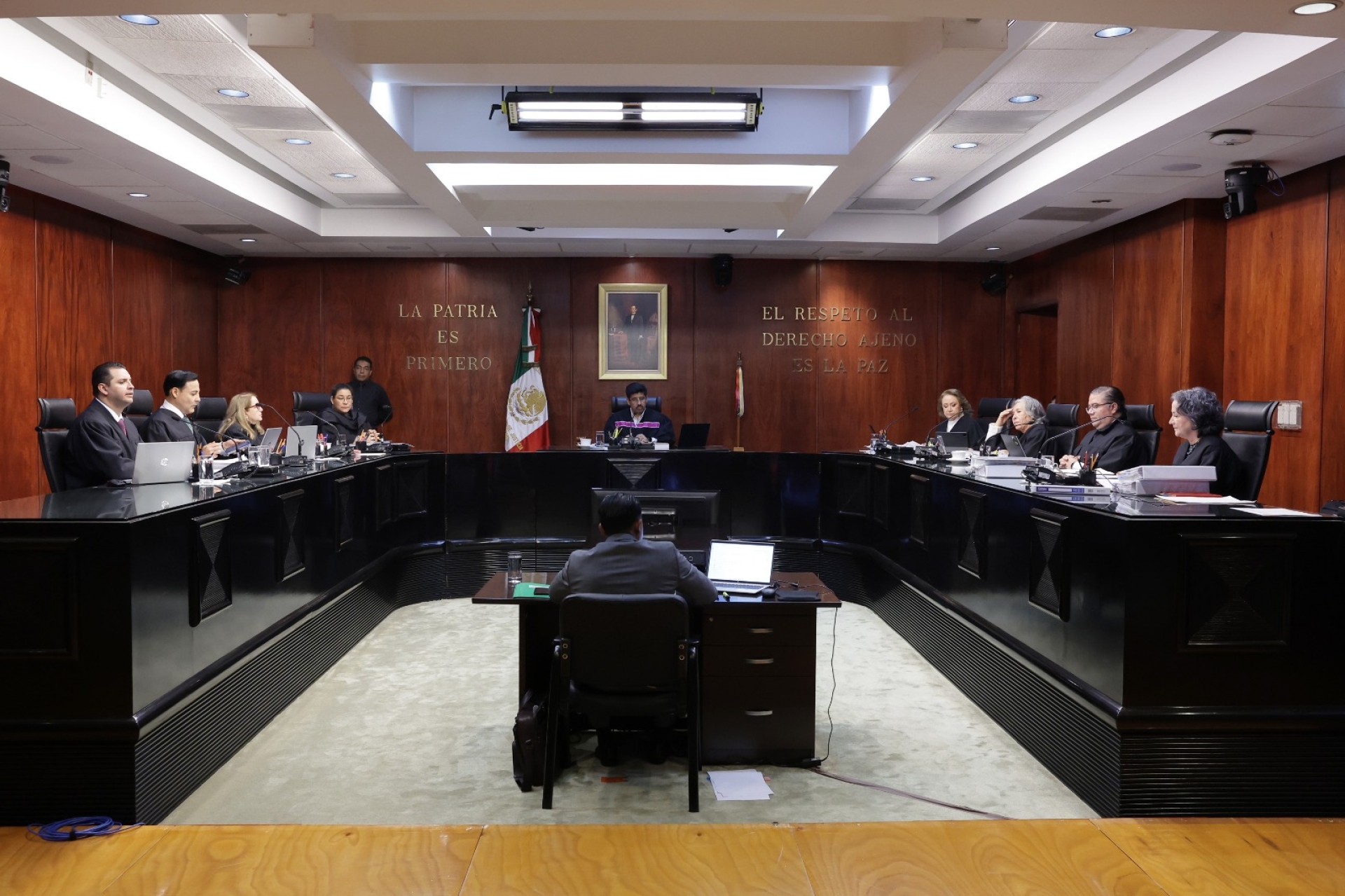 Ministros de la Suprema Corte renuncian a camionetas tras polémica