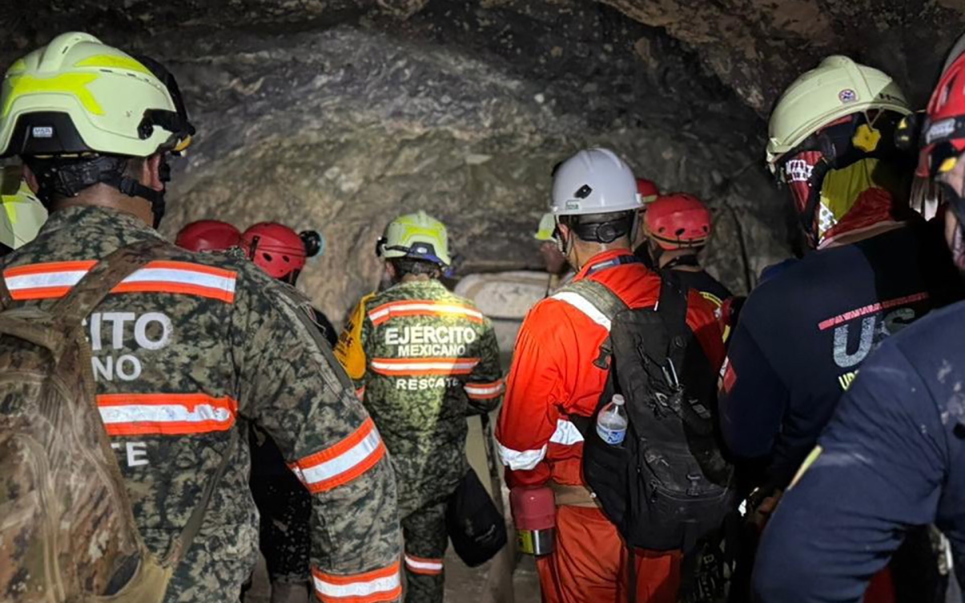 Recuperan cuerpo de minero en Sinaloa; continúa un trabajador atrapado