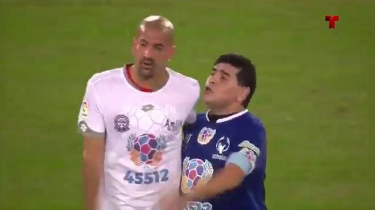 Maradona y Verón se pelearon, en el partido por la paz