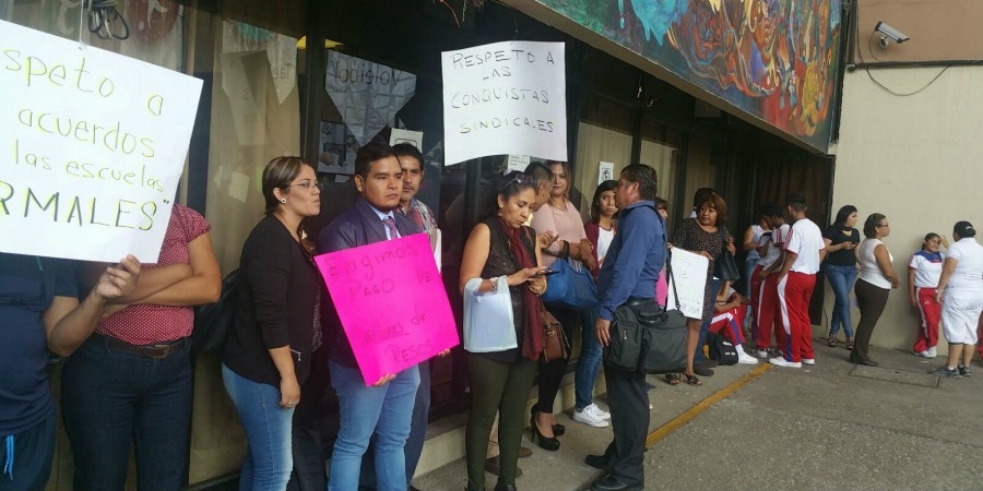 Se manifiestan trabajadores de UPN, CAM y normales de Cuautla y Amilcingo en el IEBEM