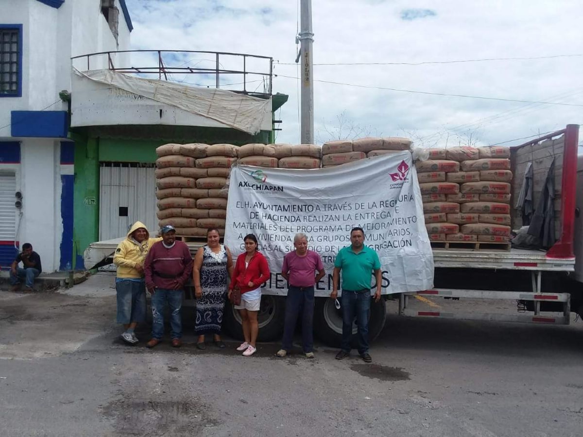 Entrega gobierno de Axochiapan materiales de construcción a familias de la cabecera