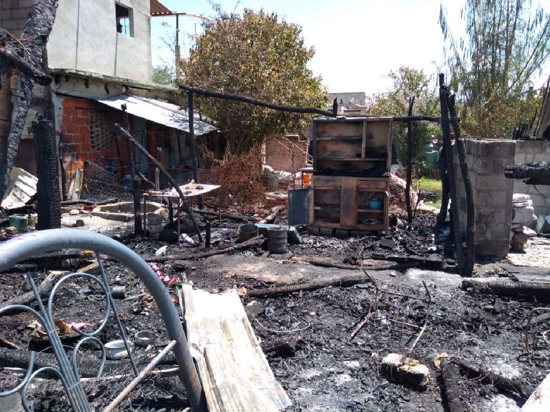 Más de 100 personas quemaron una casa en Tlatenchi