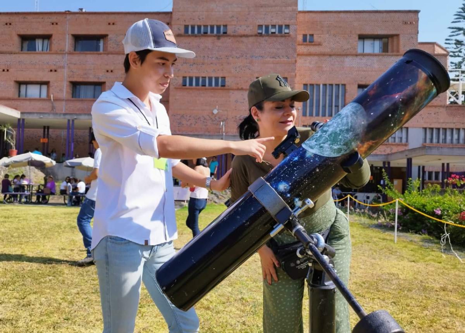 Albergó UAEM observación del eclipse