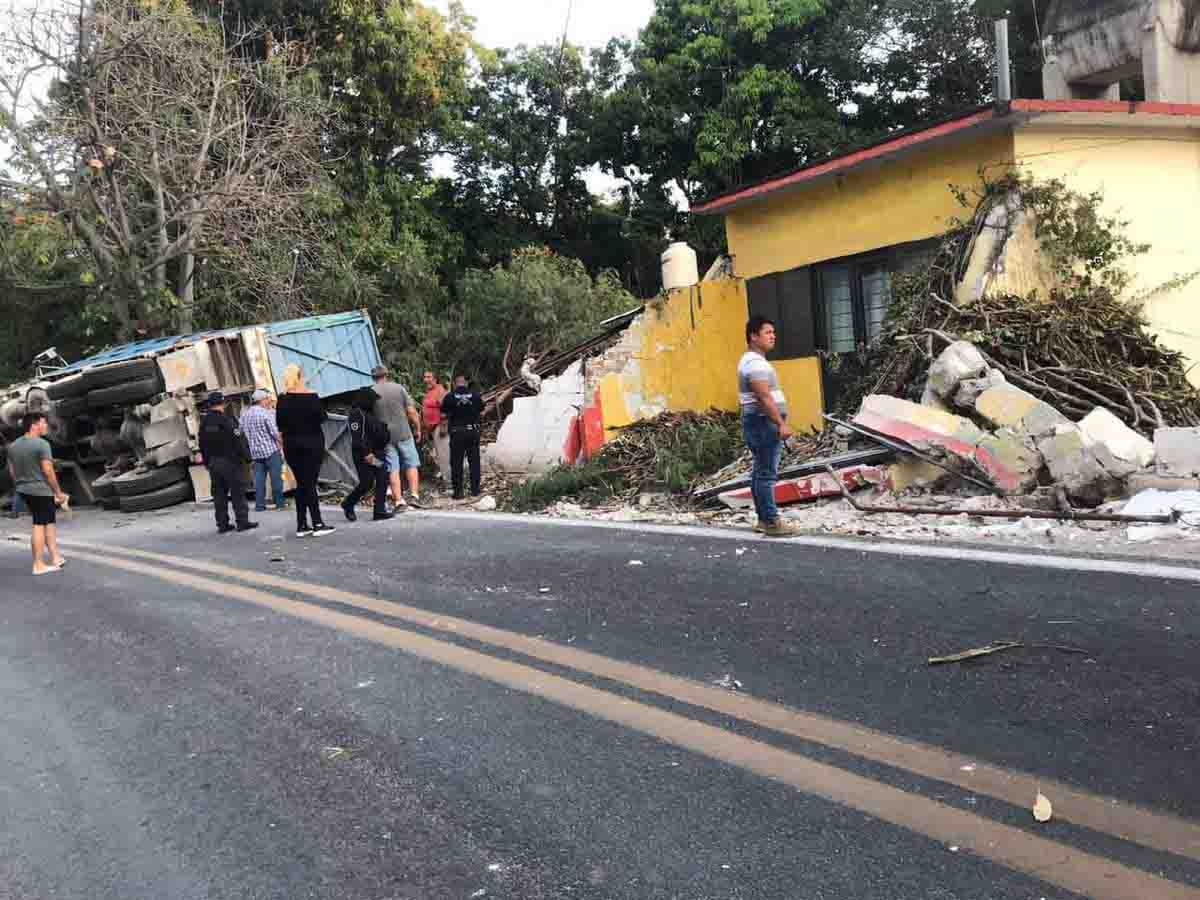 Vuelca camión cañero en Tetecala; hay cuatro lesionados