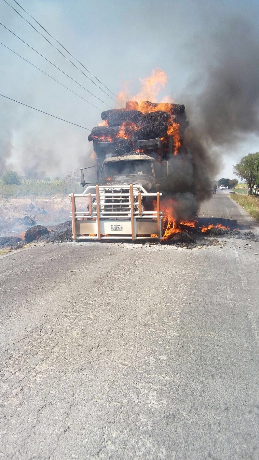 Hallan un camión envuelto en llamas