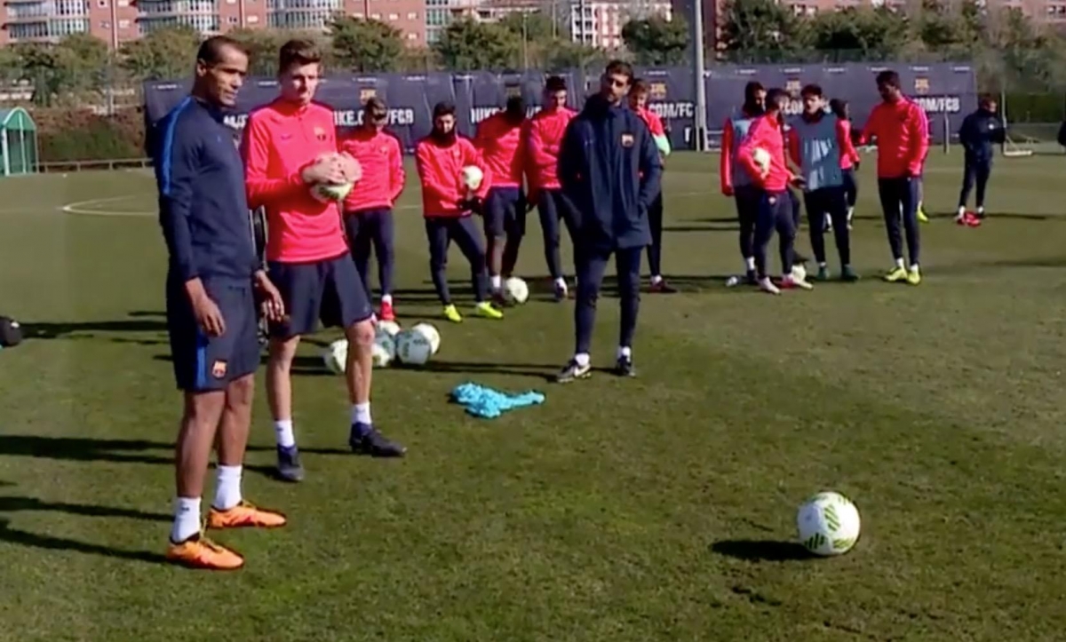 VIDEO: Rivaldo dio cátedra en Barcelona de cómo patear tiros libres