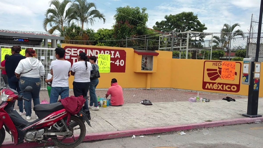 Colocan cadenas en la Secundaria Técnica 40 padres de familia