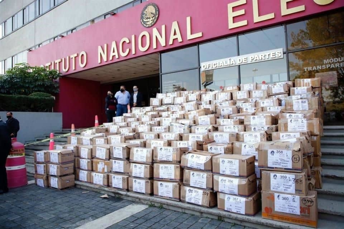 INE verifica fidelidad de las firmas para "Revocación de Mandato"