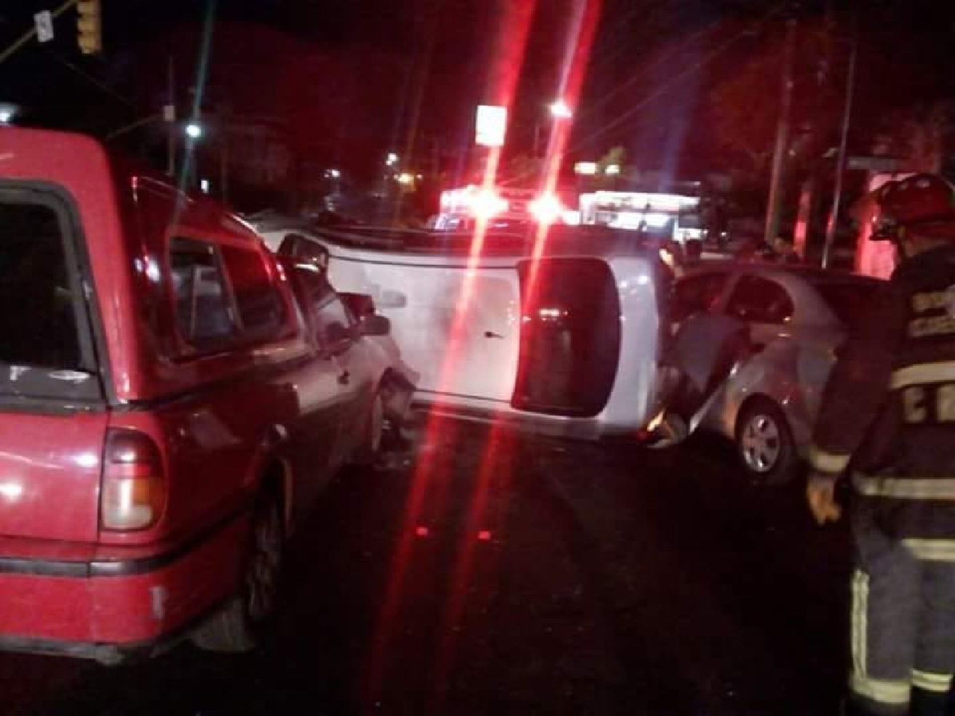 Terminó volcado por no respetar un semáforo