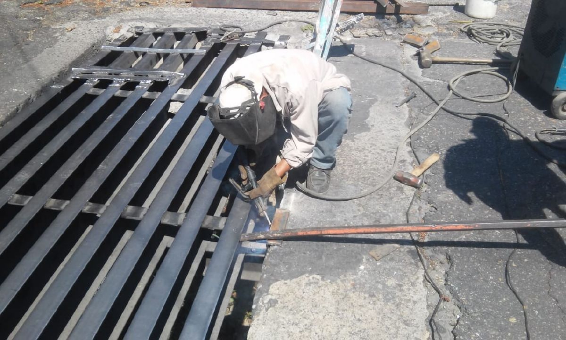 Desazolvan alcantarillas en Cuernavaca
