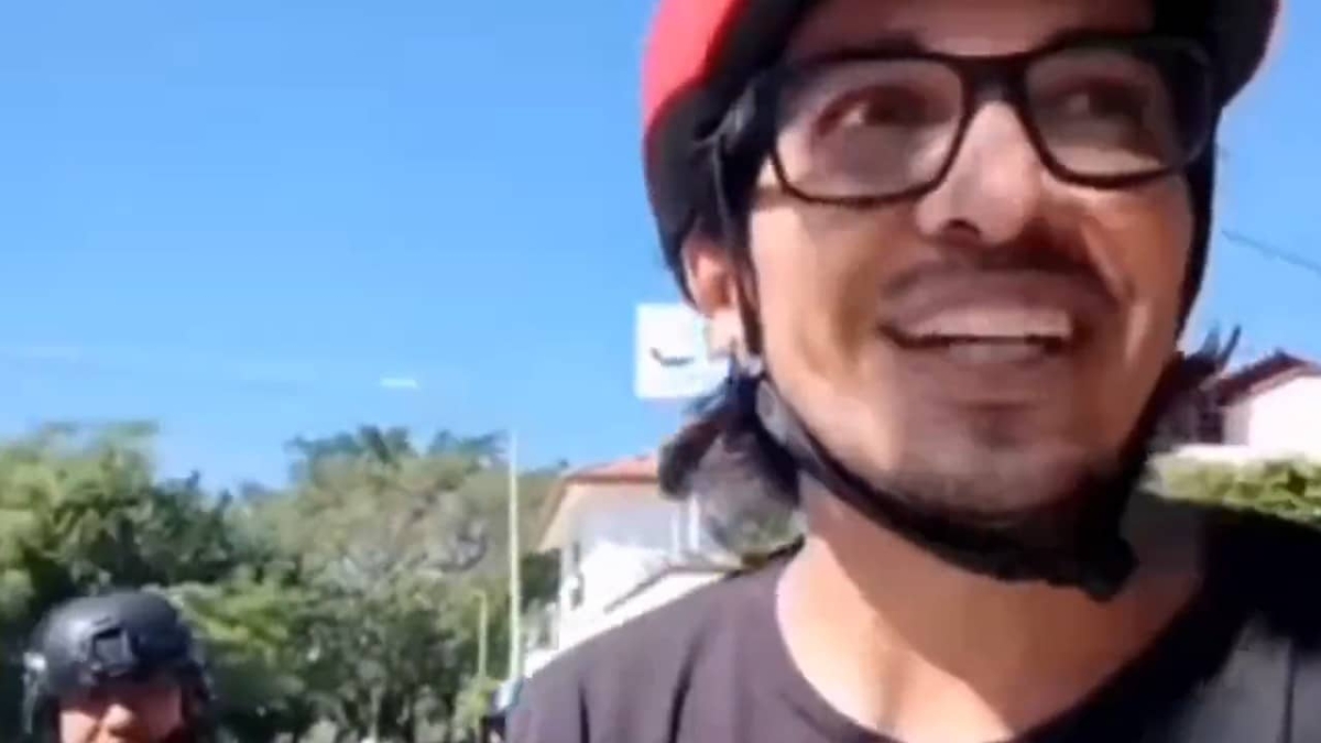Policías detienen a ciclista por “viajar a exceso de velocidad”