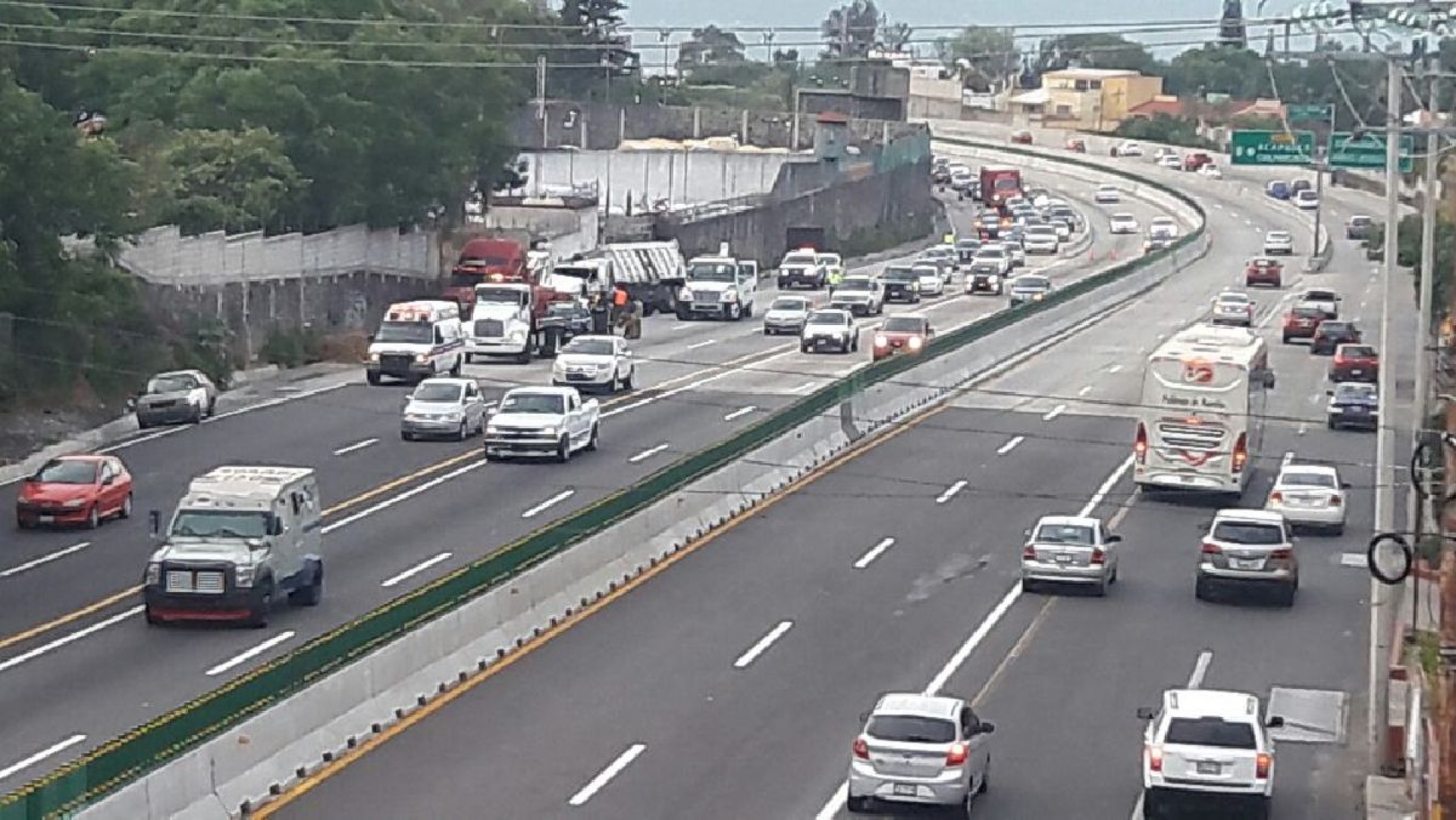 Vuelca tráiler cargado de arena sobre el Paso Exprés