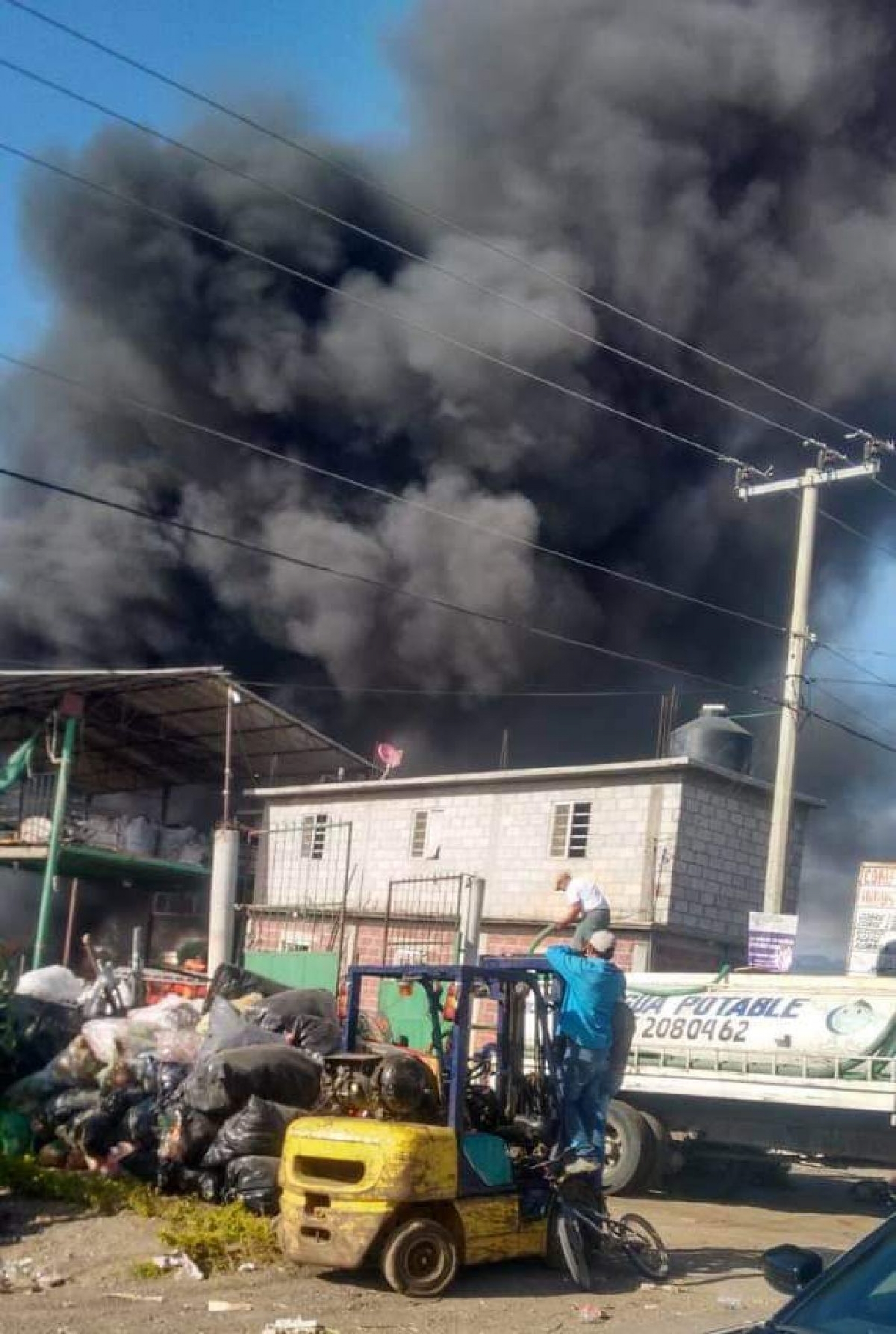 Se incendia bodega de desperdicios industriales