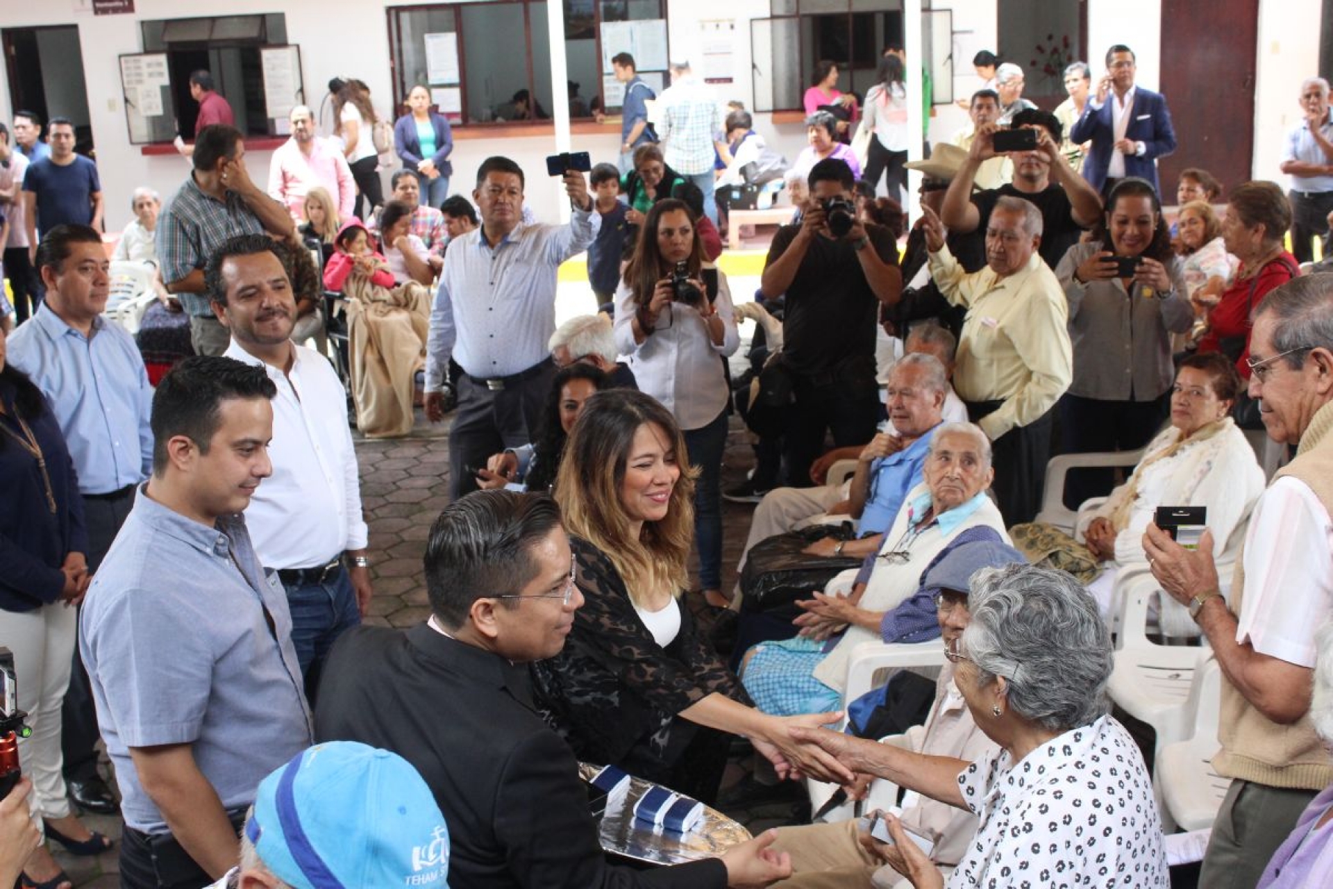 El presidente municipal y la presidenta del DIF entregan apoyos funcionales