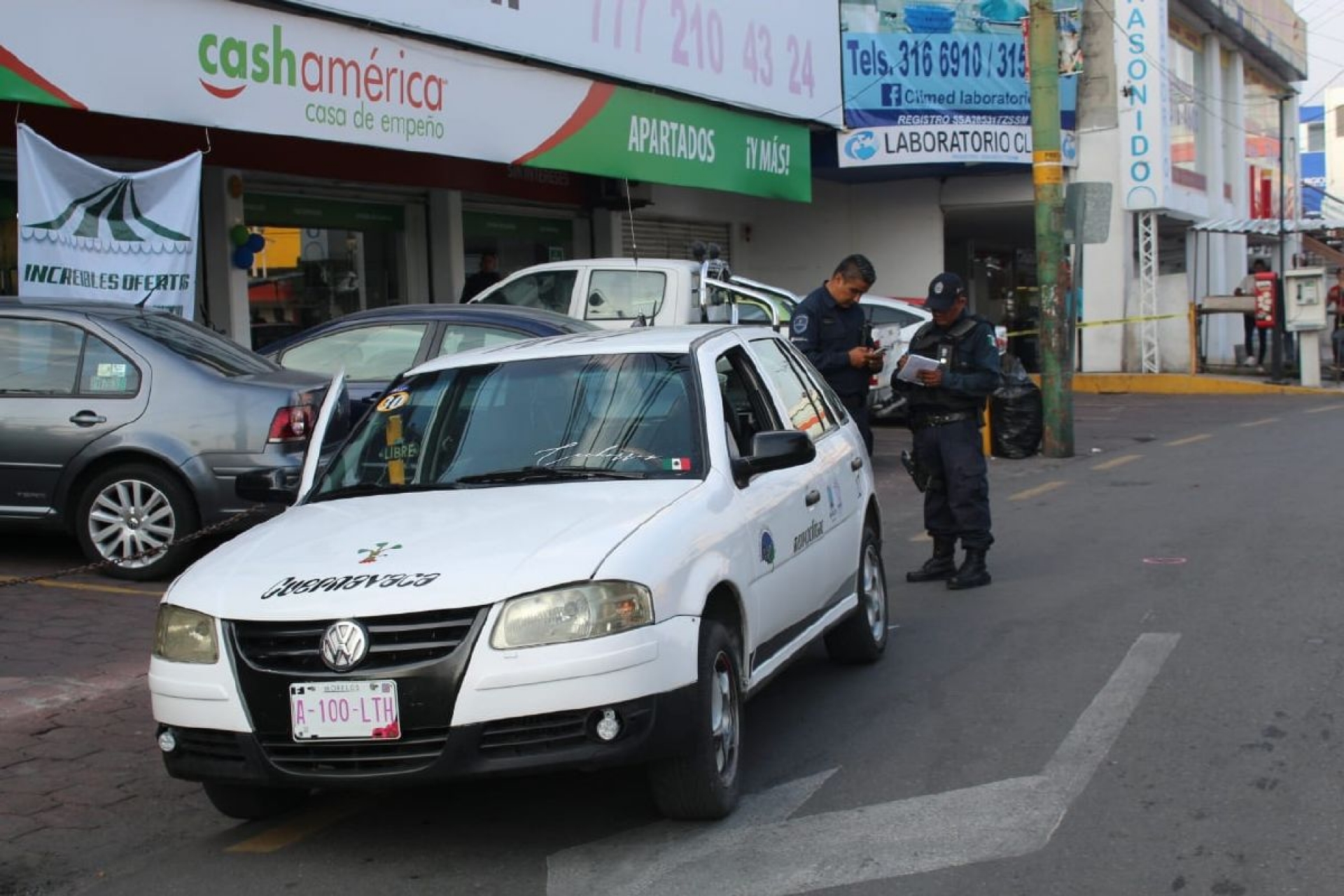 Hieren a balazos a dos hombres en un taxi