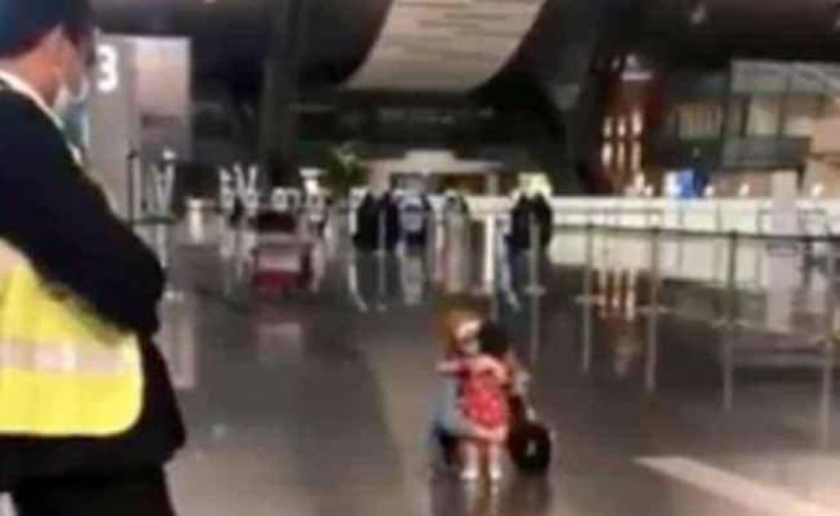 Niña pide permiso a oficial para abrazar a su tía
