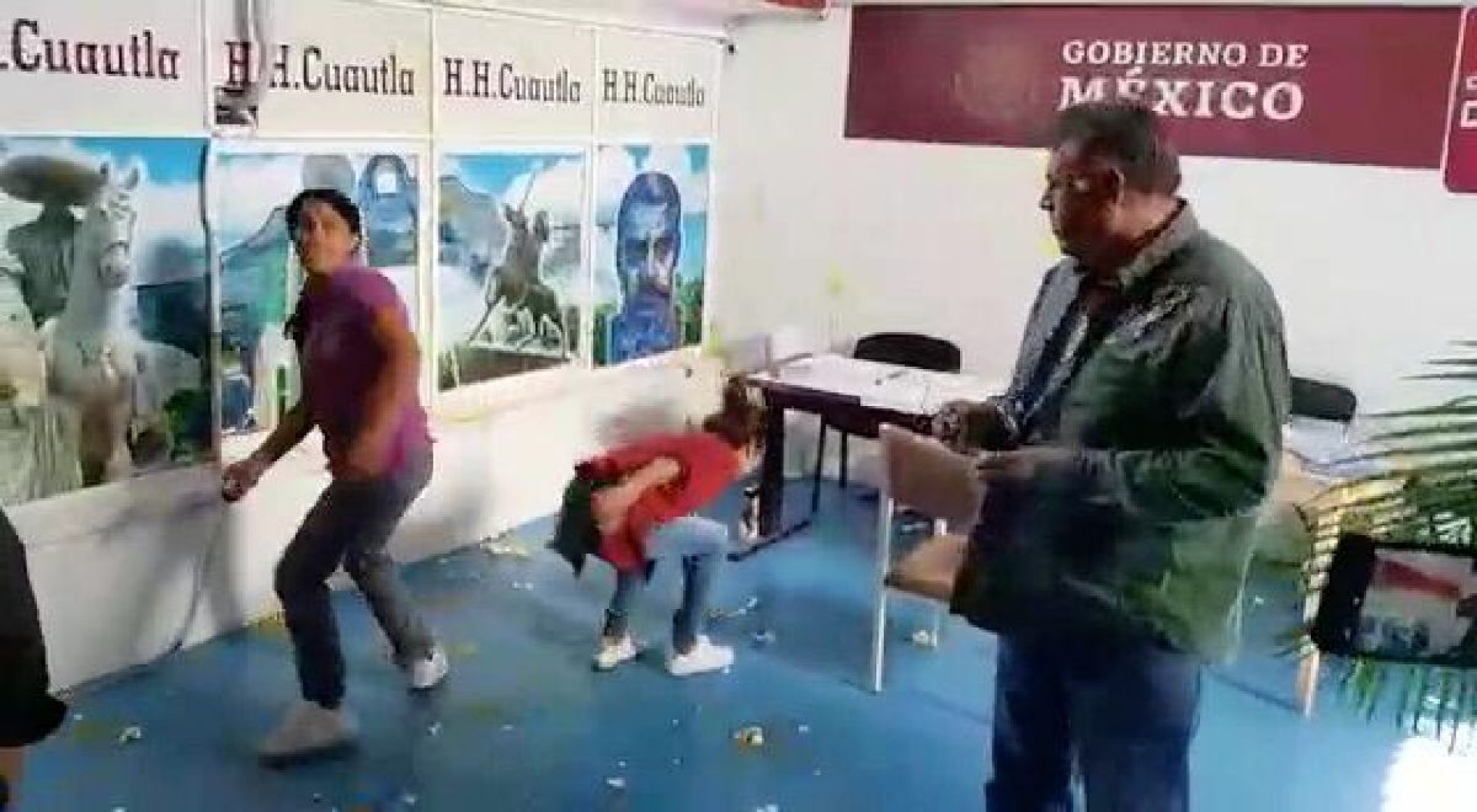 Comerciantes lanzan huevos a dos regidores de Cuautla